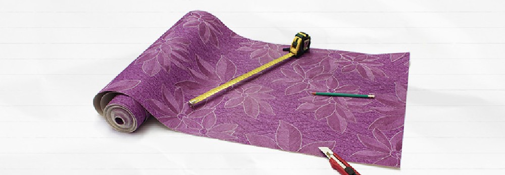 Lila Tapete, Maßband, Bleistift und Cutter